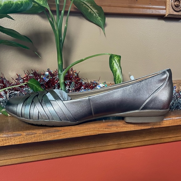 CLARKS SARA CLOVER BALLET FLATS. METALLIC COMBINATION SYNTHETIC UPPER. SIZE 11W - Picture 2 of 11